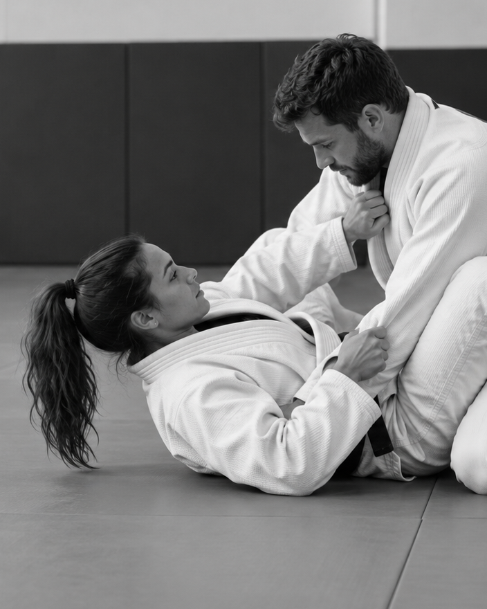 Adultos treinando jiu-jitsu