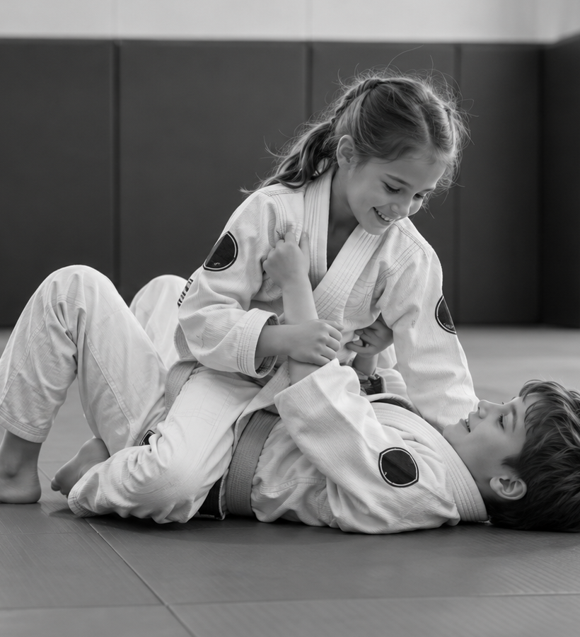 Crianças treinando jiu-jitsu
